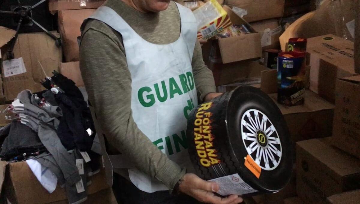 GUARDIA DI FINANZA: SEQUESTRATE OLTRE 2 TONNELLATE DI ARTIFIZI PIROTECNICI. DENUNCIATI DUE IMPRENDITORI. - 
