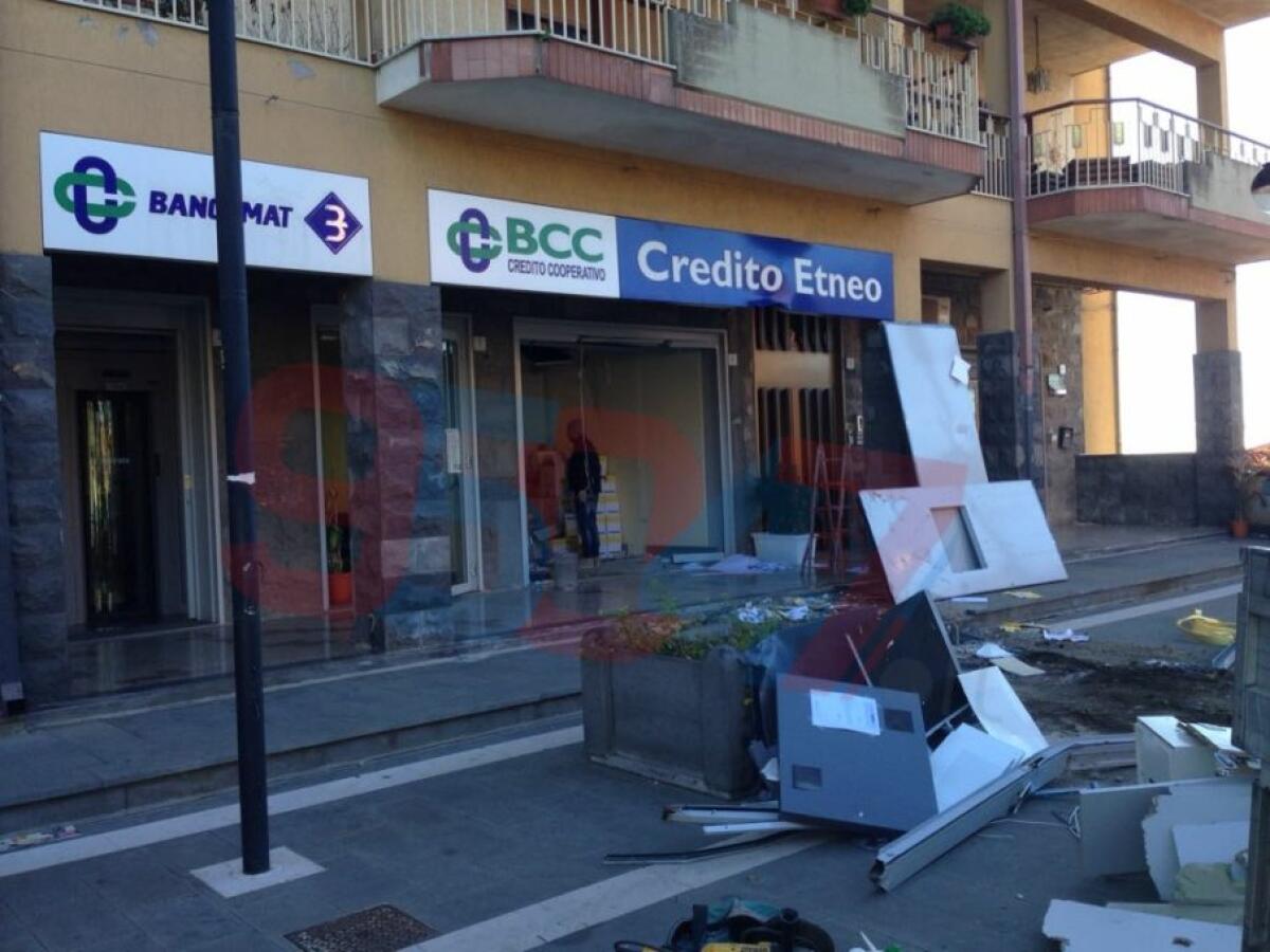 RAGALNA: ASSALTO AL BANCOMAT CON L'ESCAVATORE - FOTO - 