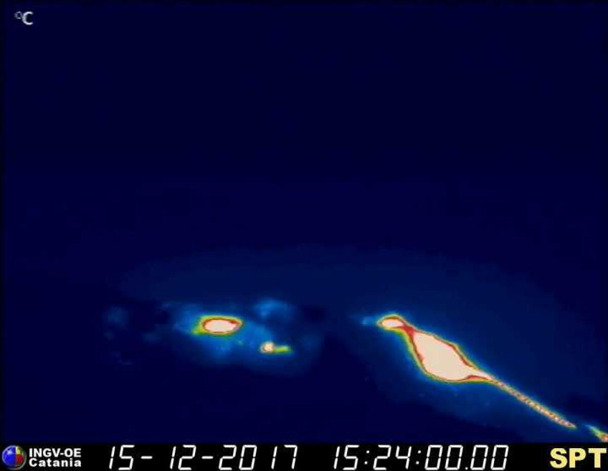 STROMBOLI: flusso di lava nel cratere - 