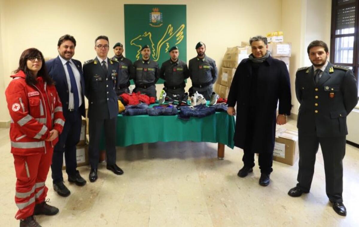 CATANIA: Donati in beneficenza dalla GdF oltre 2.000 capi di abbigliamento sequestrati - 
