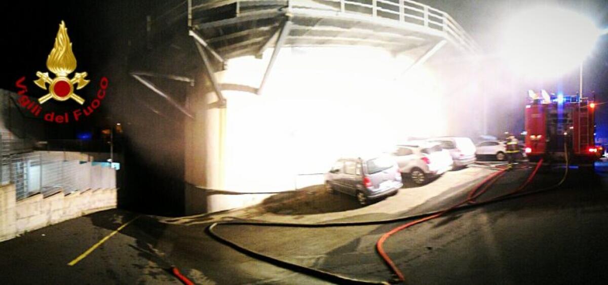 RIPOSTO: INCENDIO ALLA CONCESSIONARIA, IN FIAMME OLTRE QUARANTA AUTOMOBILI - FOTO - 