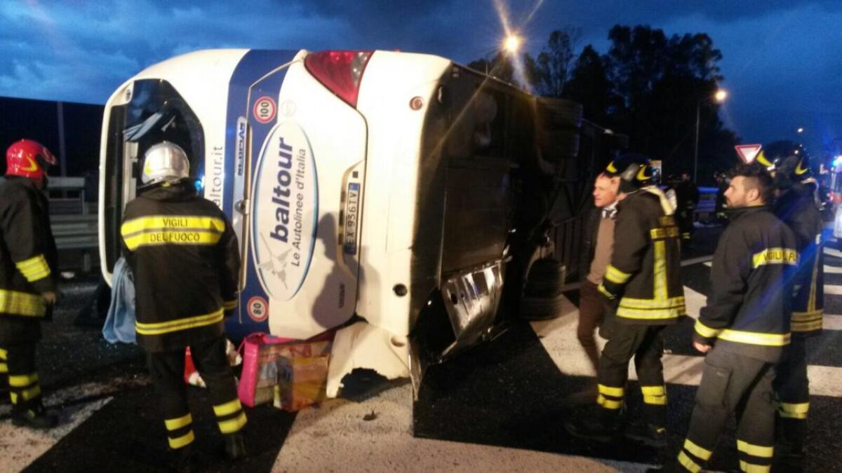 Autobus diretto a Catania, si ribalta nei pressi di Villa San Giovanni - 15 feriti gravi 2 donne - 