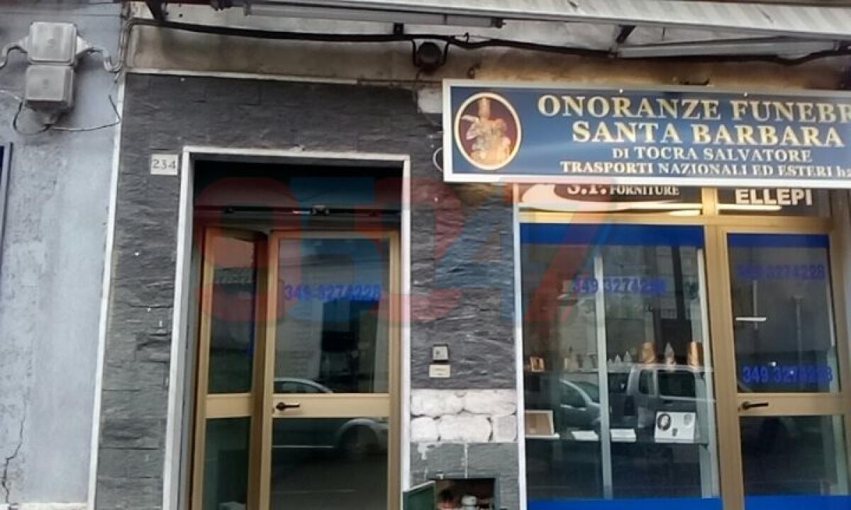 PATERNO' MISTERIOSO FURTO IN UN AGENZIA DI POMPE FUNEBRI, LE FOTO - 