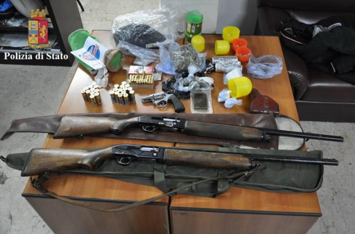 SANTA MARIA DI LICODIA: DROGA E ARMI NEGLI INCAVI DEI MURETTI A SECCO: ARRESTATO 33ENNE - 