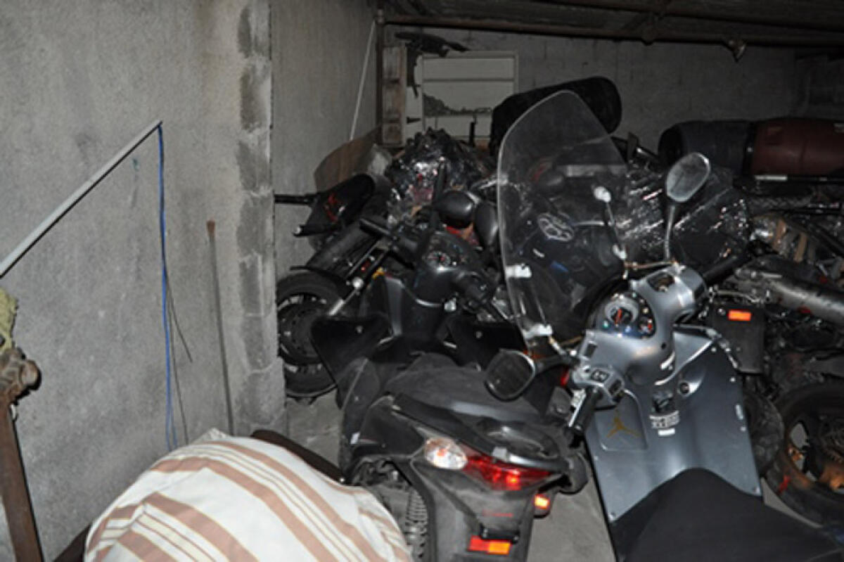 CATANIA: Scoperto deposito di moto rubate, denunciati due stranieri - LE FOTO - 