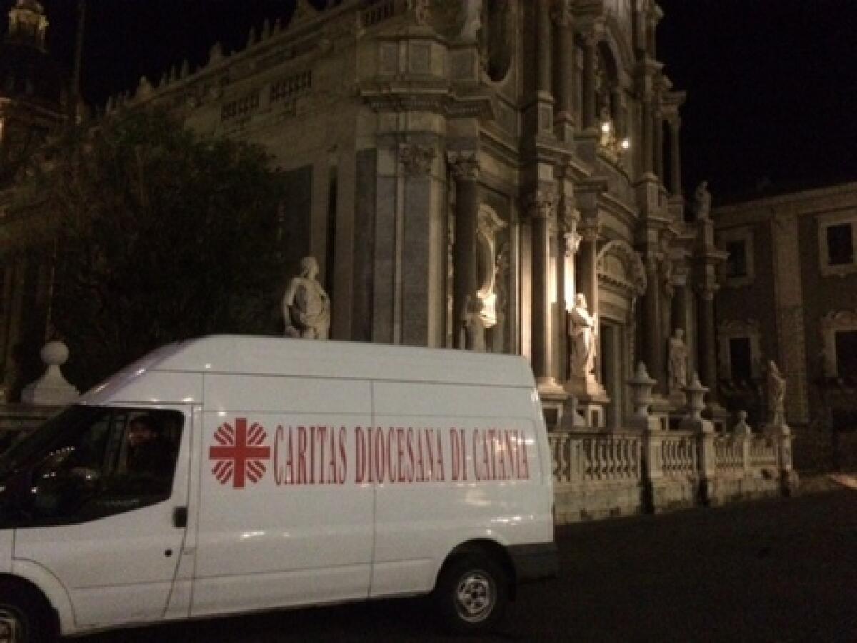 CATANIA: VENTI PERSONE SENZA CASA OCCUPANO IL DUOMO - 