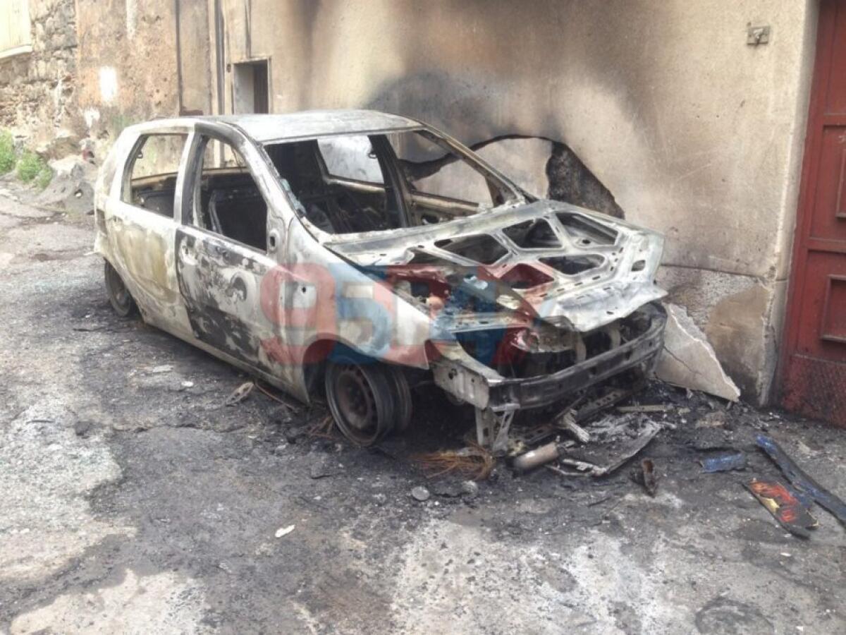 PATERNO' AUTO IN FIAMME, PAURA NEL QUARTIERE, LE FOTO - 