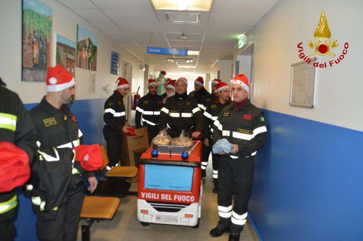 “Un’autopompa in corsia”, pompieri in giro presso i reparti di pediatria di alcuni ospedali dalla provincia - 