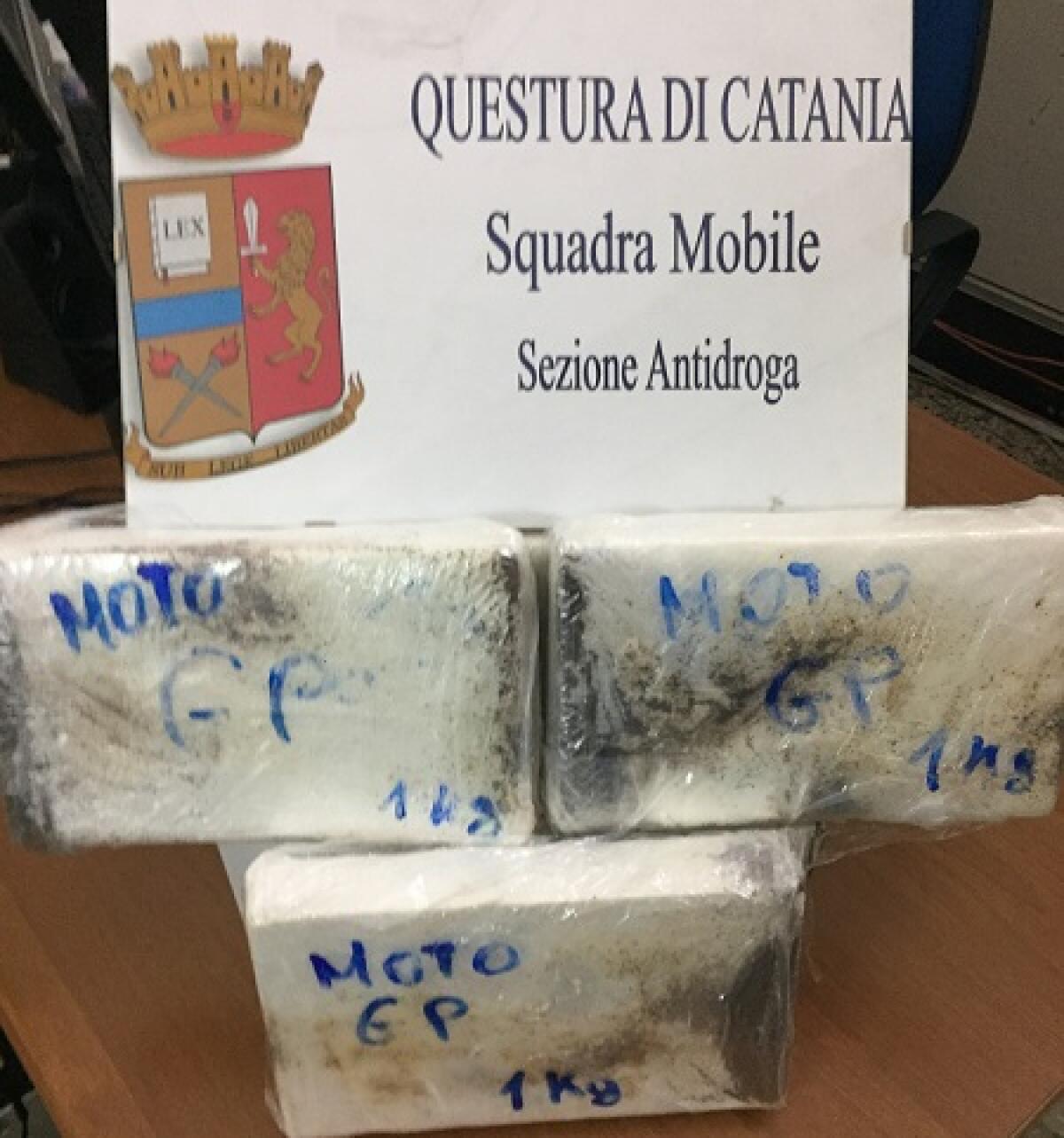 CATANIA: DUE “CORRIERI” FERMATI AL CASELLO CON 3 CHILI DI COCAINA - 