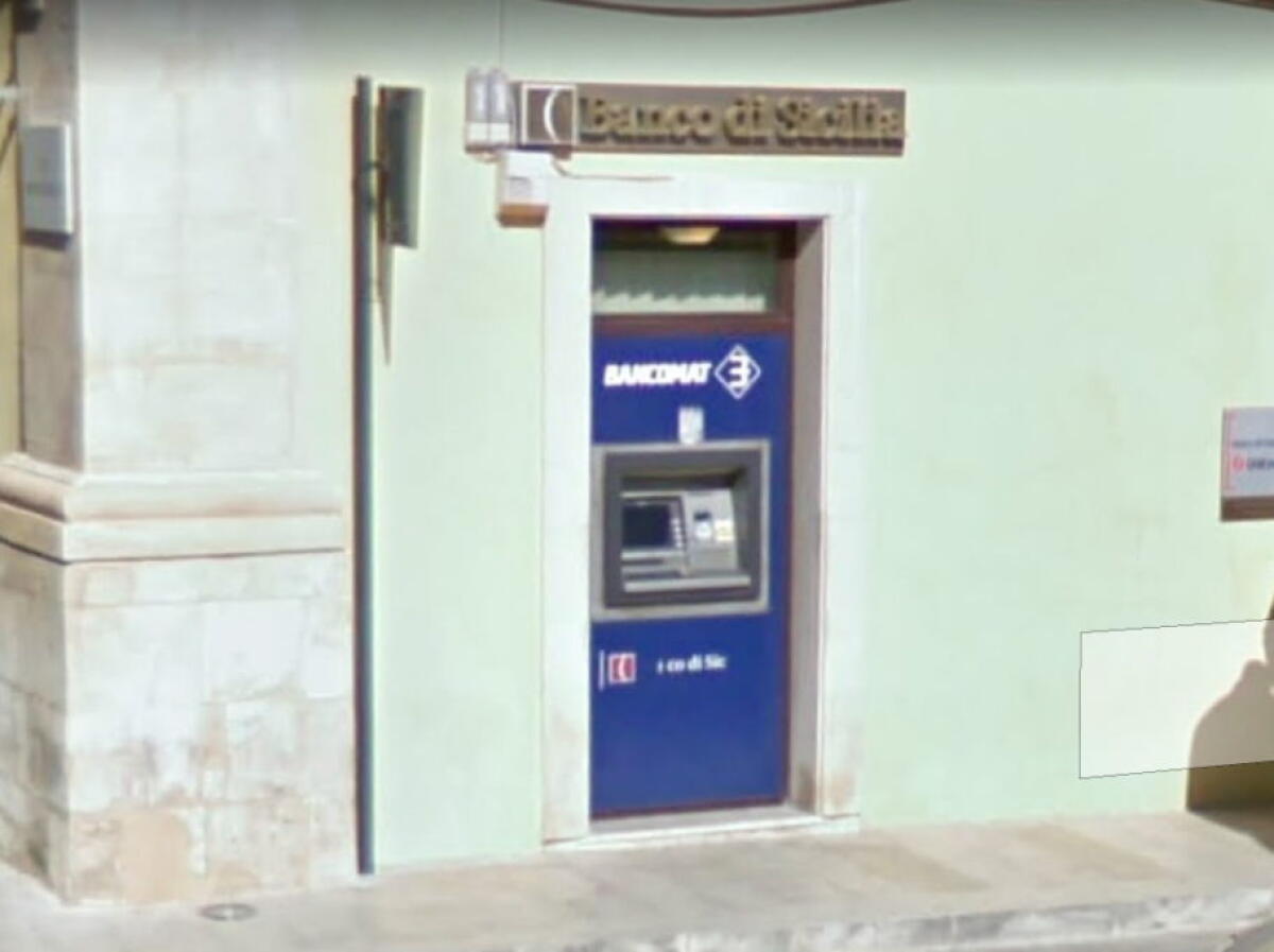 ROSOLINI: TENTANO DI SRADICARE UN BANCOMAT CON UN ESCAVATORE RUBATO A PATERNO' - 