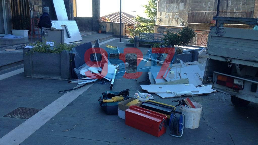 RAGALNA: ASSALTO AL BANCOMAT CON L'ESCAVATORE - FOTO