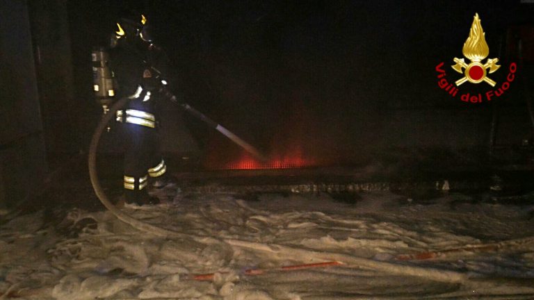 RIPOSTO: INCENDIO ALLA CONCESSIONARIA, IN FIAMME OLTRE QUARANTA AUTOMOBILI - FOTO