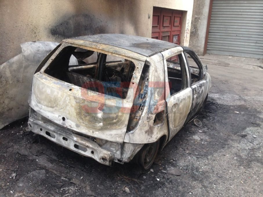 PATERNO' AUTO IN FIAMME, PAURA NEL QUARTIERE SAN MICHELE - LE FOTO