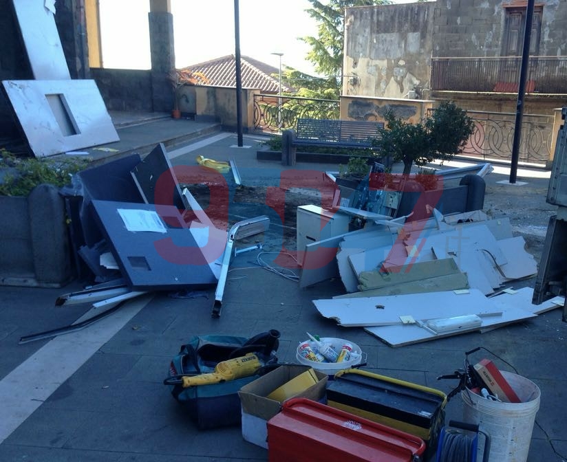 RAGALNA: ASSALTO AL BANCOMAT CON L'ESCAVATORE - FOTO