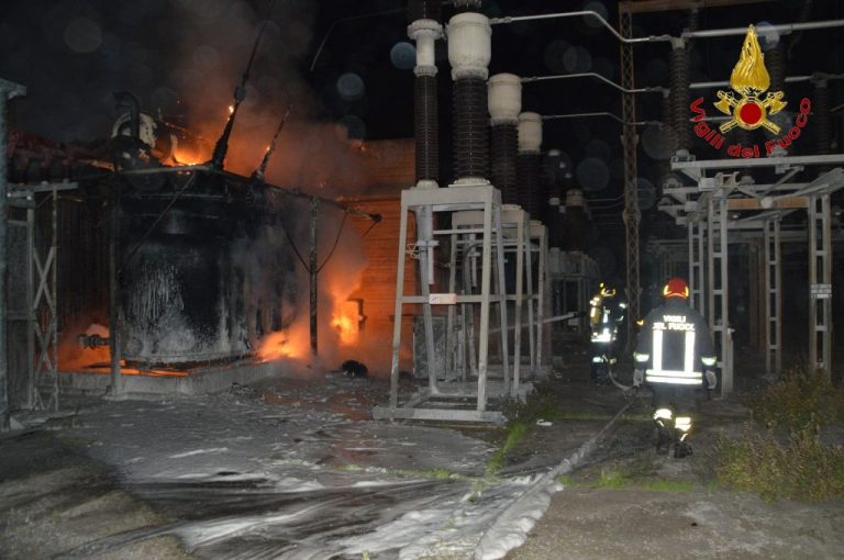 CATANIA: In fiamme trasformatore dell’Enel, al buio il centro storico - LE FOTO