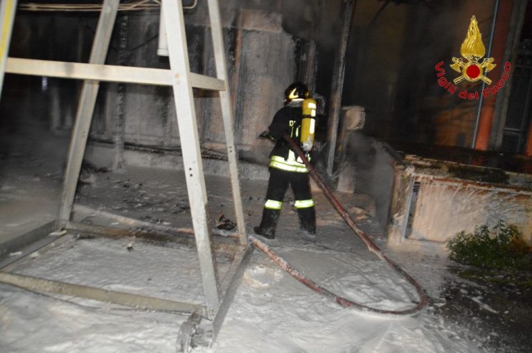 CATANIA: In fiamme trasformatore dell’Enel, al buio il centro storico - LE FOTO