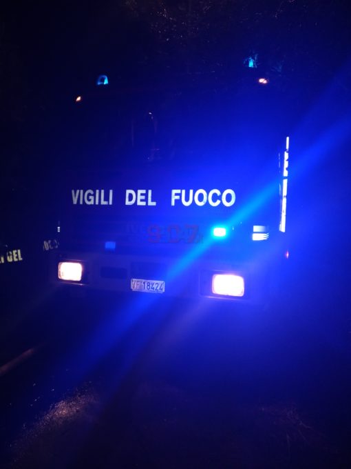 PATERNO': In fiamme tetto, tanta paura ma limitati i danni