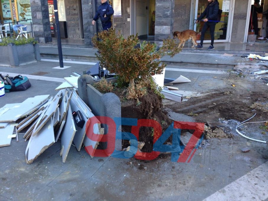 RAGALNA: ASSALTO QUESTA NOTTE AL BANCOMAT CON L'ESCAVATORE - FOTO