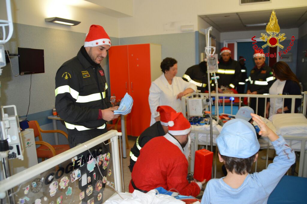 “Un’autopompa in corsia”, pompieri in giro presso i reparti di pediatria di alcuni ospedali dalla provincia