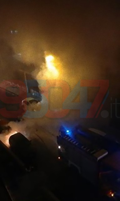 PATERNO': Tre auto in fiamme questa notte in via Sardegna, sospetto atto dolo