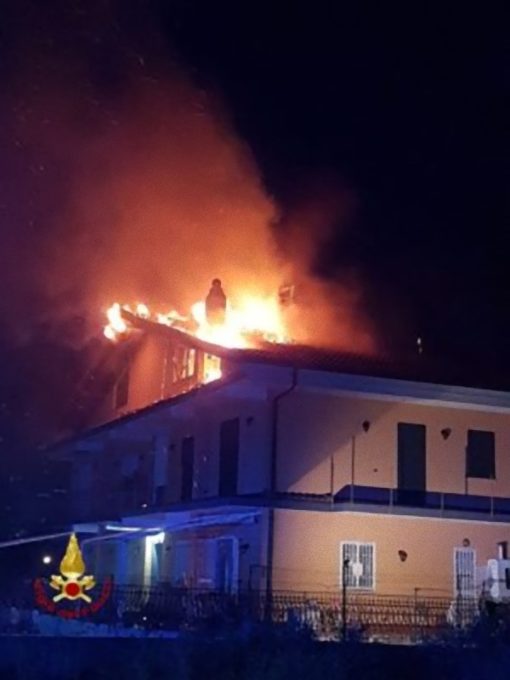 PEDARA: Incendio nella mansarda di una villetta - le foto