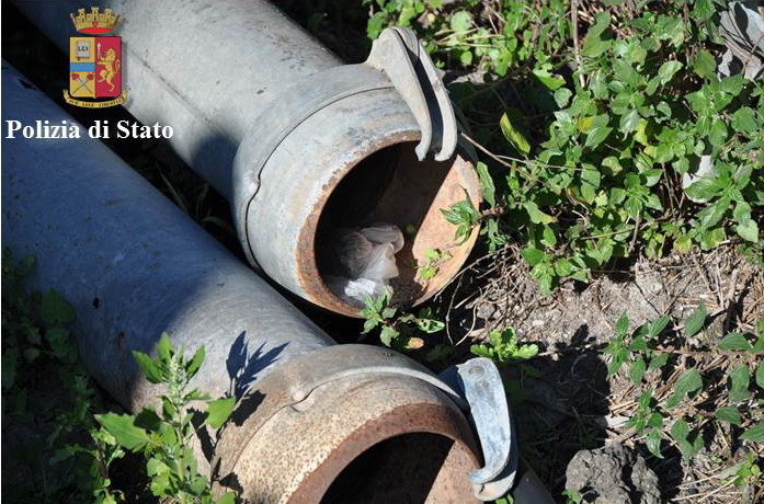 SANTA MARIA DI LICODIA: DROGA E ARMI NEGLI INCAVI DEI MURETTI A SECCO: ARRESTATO 33ENNE