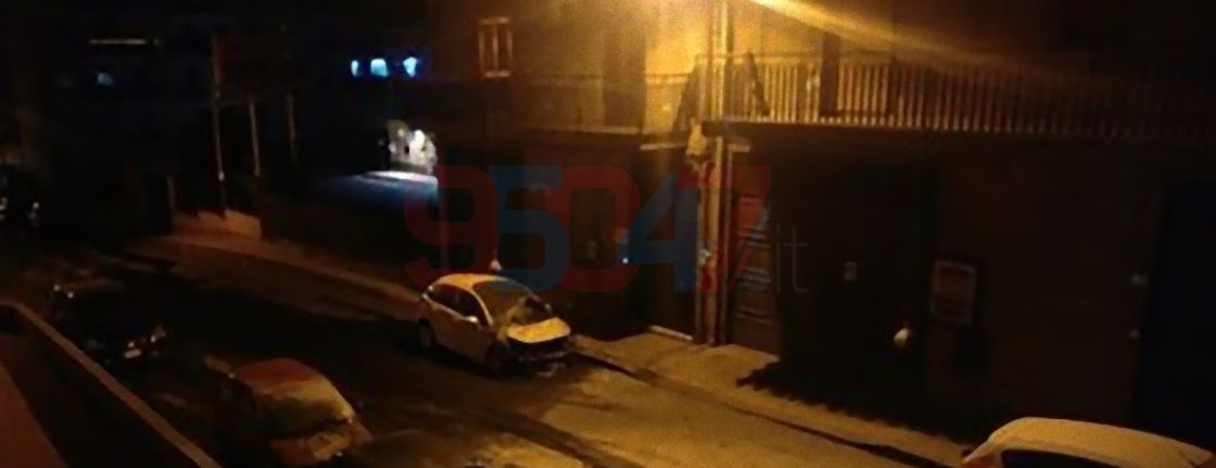 PATERNO': Tre auto in fiamme questa notte in via Sardegna, sospetto atto dolo