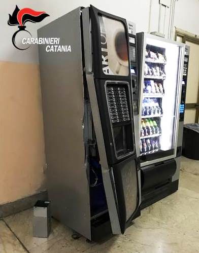 CATANIA: Ladro al Boggio Lera ruba le monetine dai distributori: beccato all'uscita
