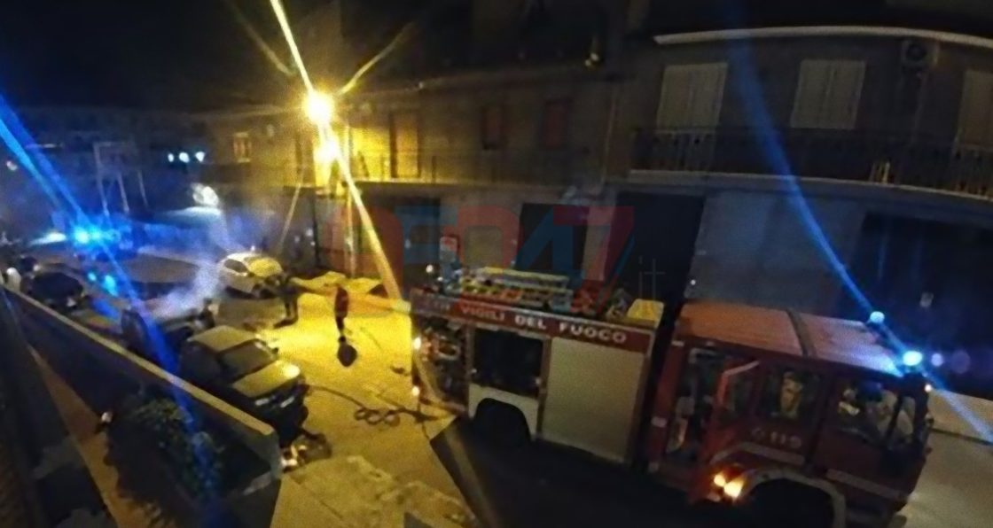 PATERNO': Tre auto in fiamme questa notte in via Sardegna, sospetto atto dolo