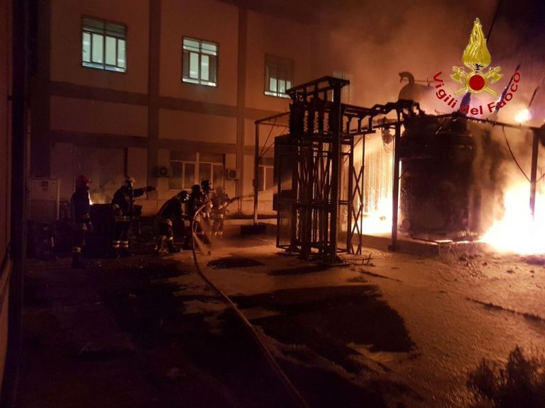 CATANIA: In fiamme trasformatore dell’Enel, al buio il centro storico - LE FOTO
