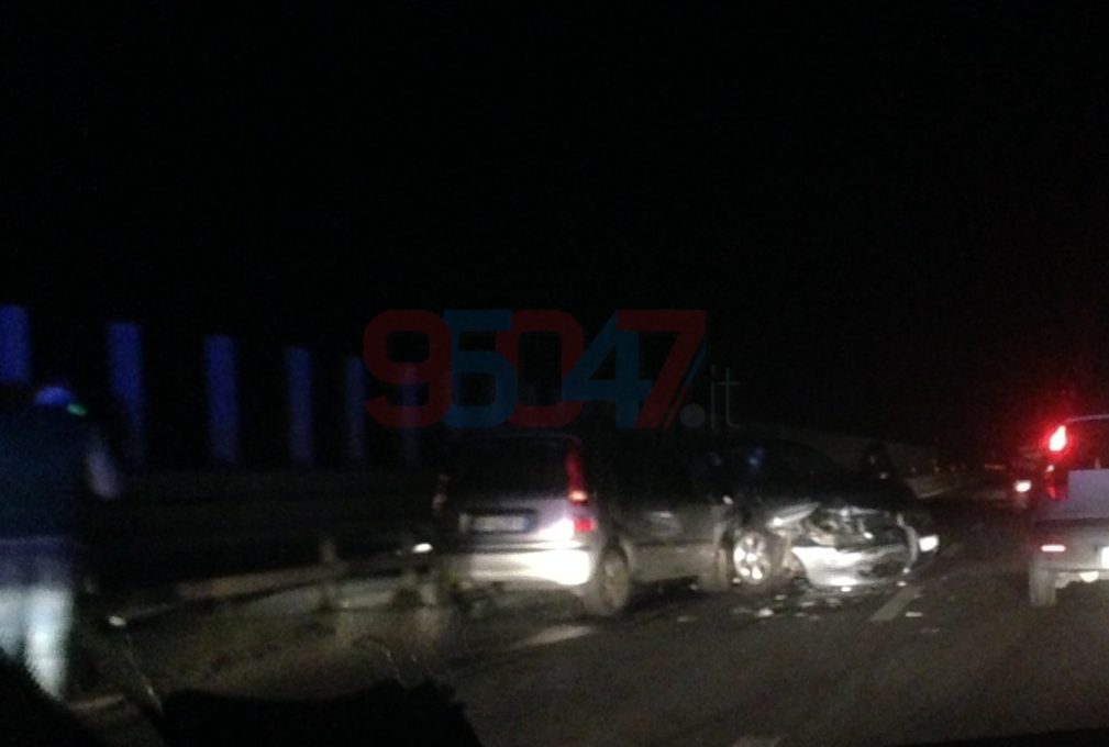 SS121 - Tamponamento fra due auto, feriti lievi - Le foto