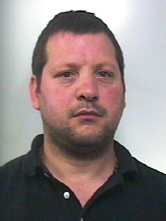 PATERNO': Sorvegliato beccato a fare la spesa al centro commerciale