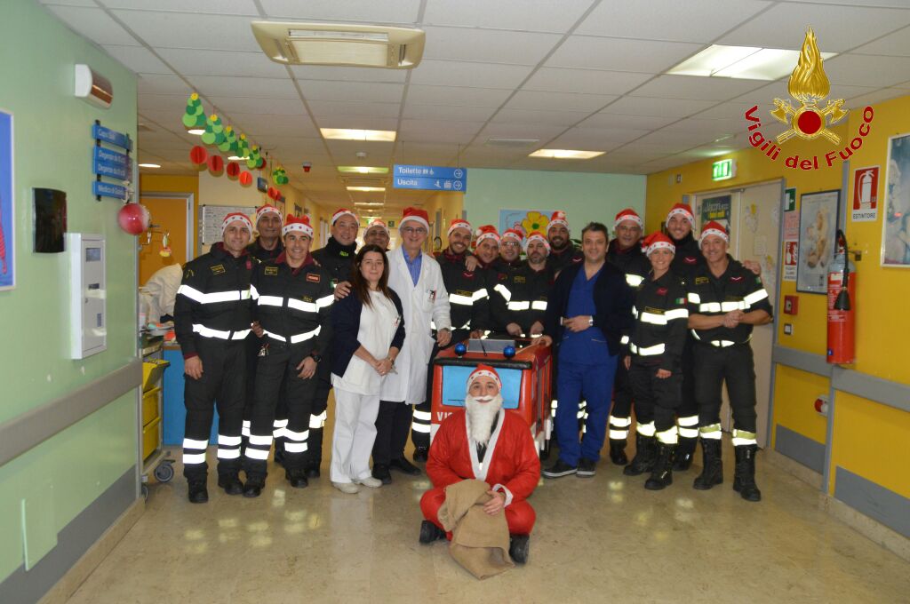 “Un’autopompa in corsia”, pompieri in giro presso i reparti di pediatria di alcuni ospedali dalla provincia