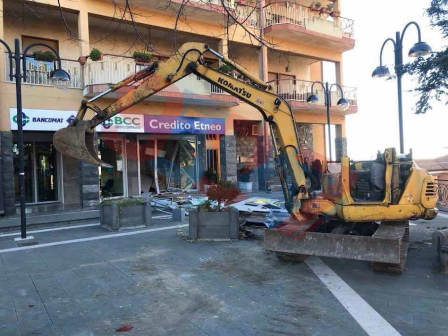 RAGALNA: ASSALTO QUESTA NOTTE AL BANCOMAT CON L'ESCAVATORE - FOTO