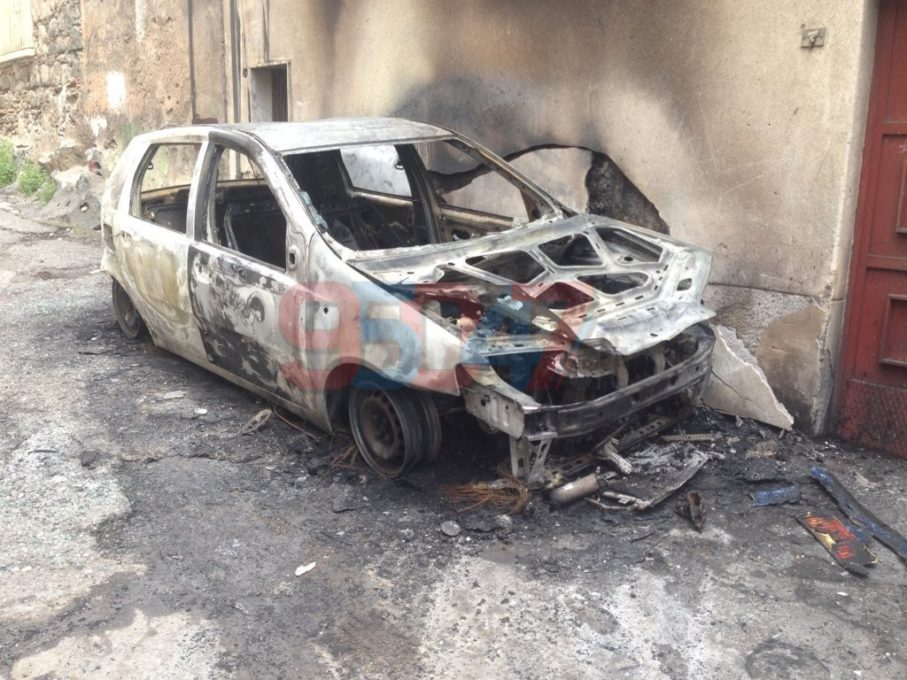 PATERNO' AUTO IN FIAMME, PAURA NEL QUARTIERE SAN MICHELE - LE FOTO