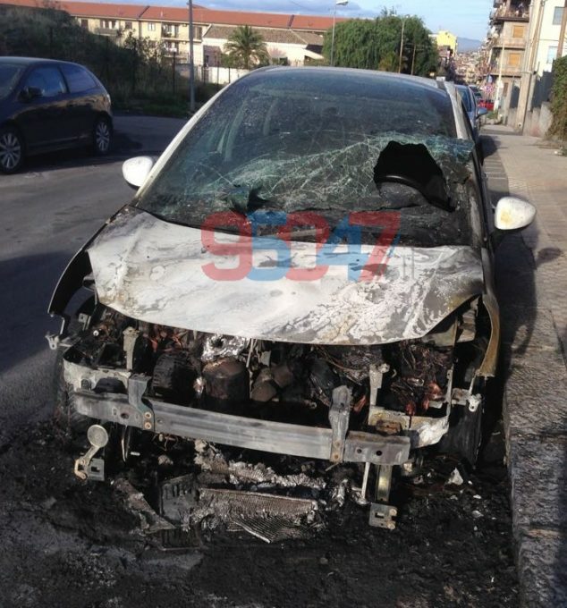 PATERNO': Tre auto in fiamme questa notte, sospetto dolo