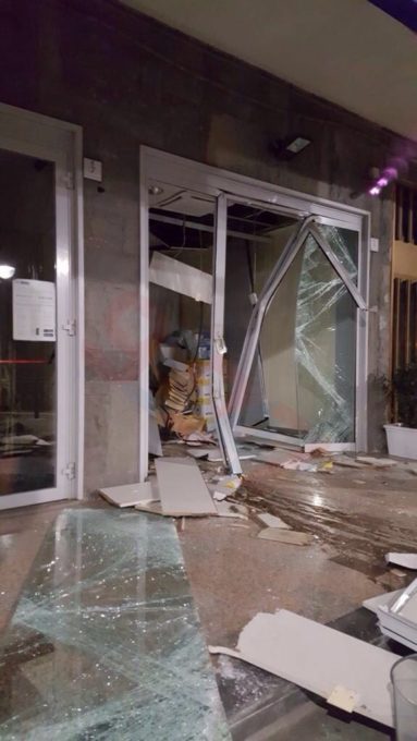 RAGALNA: ASSALTO AL BANCOMAT CON L'ESCAVATORE - FOTO