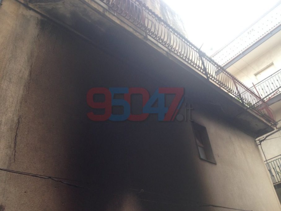 PATERNO' AUTO IN FIAMME, PAURA NEL QUARTIERE, LE FOTO