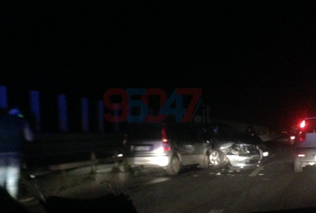 SS121 - Tamponamento fra due auto, feriti lievi - Le foto