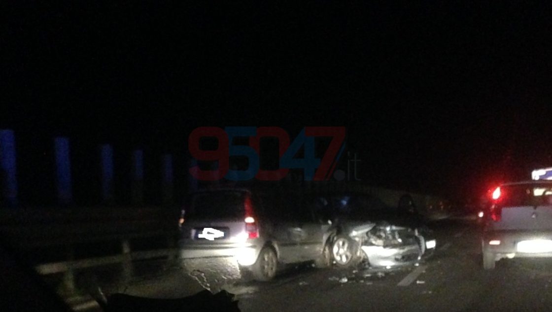 SS121 - Tamponamento fra due auto, feriti lievi - Le foto