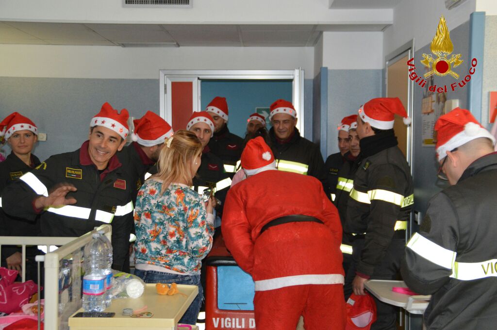 “Un’autopompa in corsia”, pompieri in giro presso i reparti di pediatria di alcuni ospedali dalla provincia