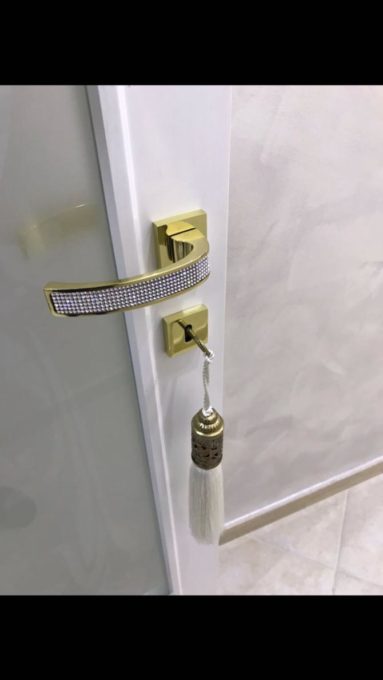 ROMA, RUBINETTI E WATER D'ORO IN UNA CASA POPOLARE OCCUPATA - LE FOTO