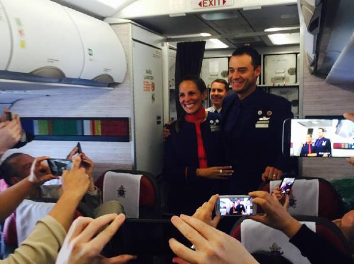 Matrimonio ad alta quota: il Papa sposa hostess e steward in volo - 