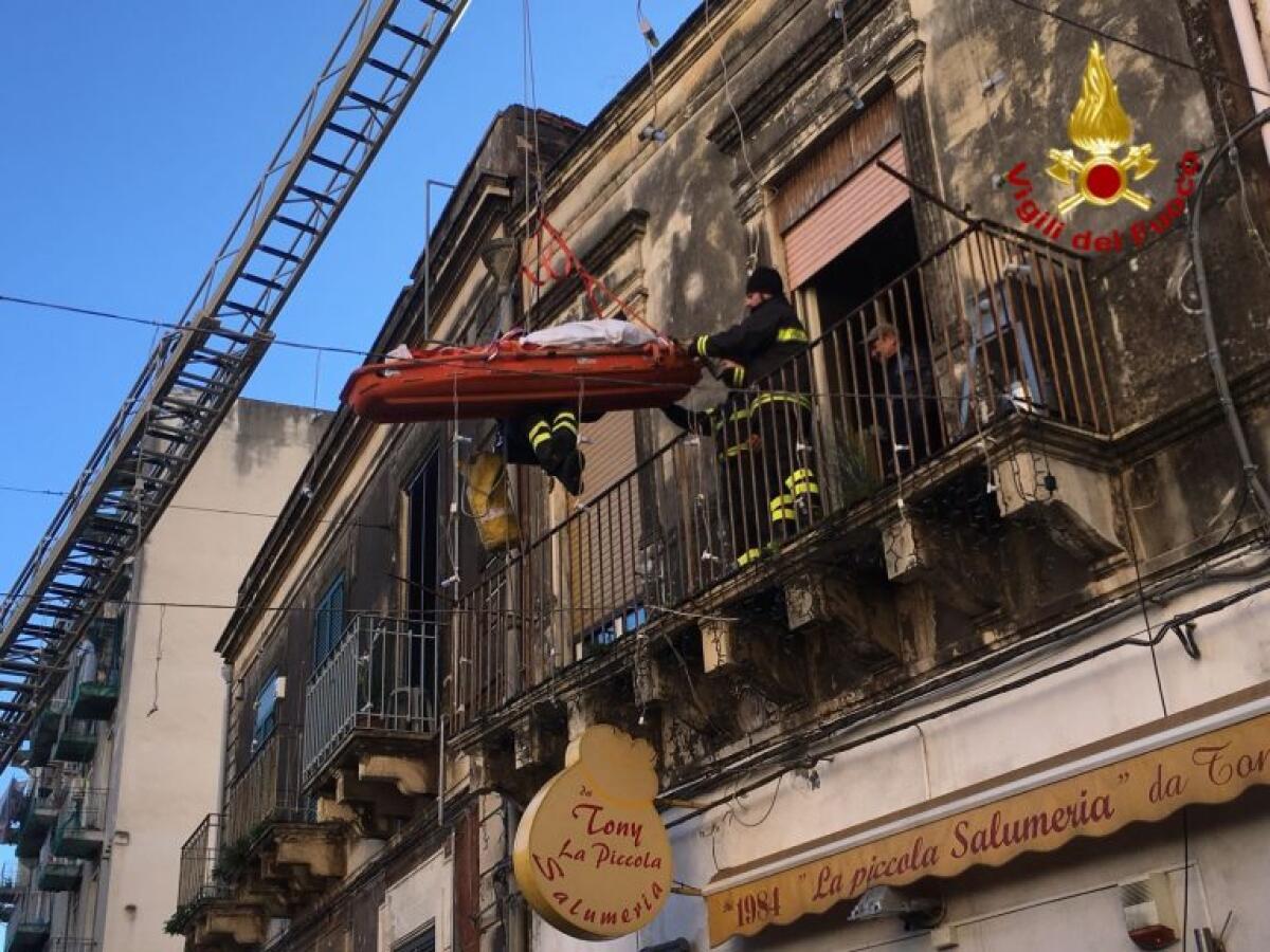 CATANIA: si frattura il femore: spettacolare intervento dei vigili del fuoco per salvarlo - Le foto - 