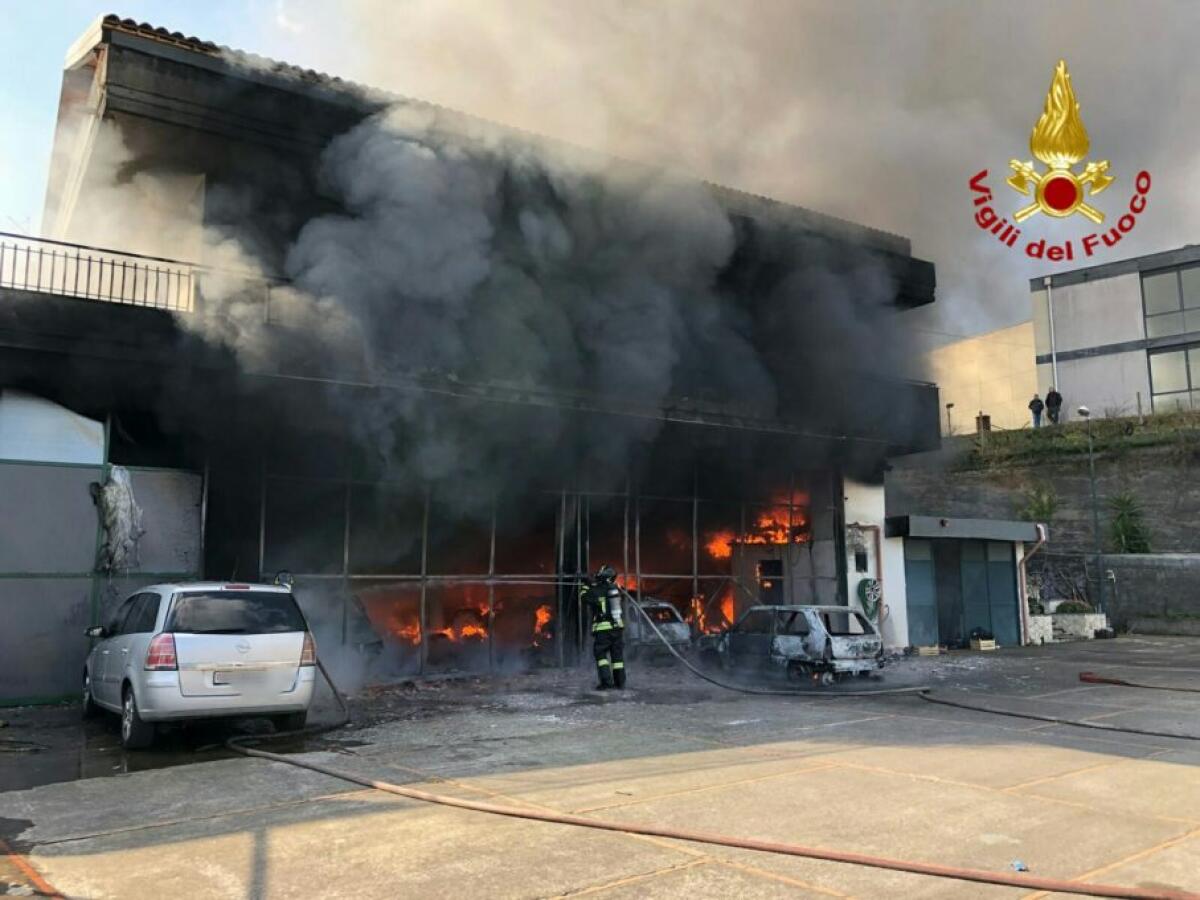 ZAFFERANA: A fuoco deposito di pullman - Le foto - 
