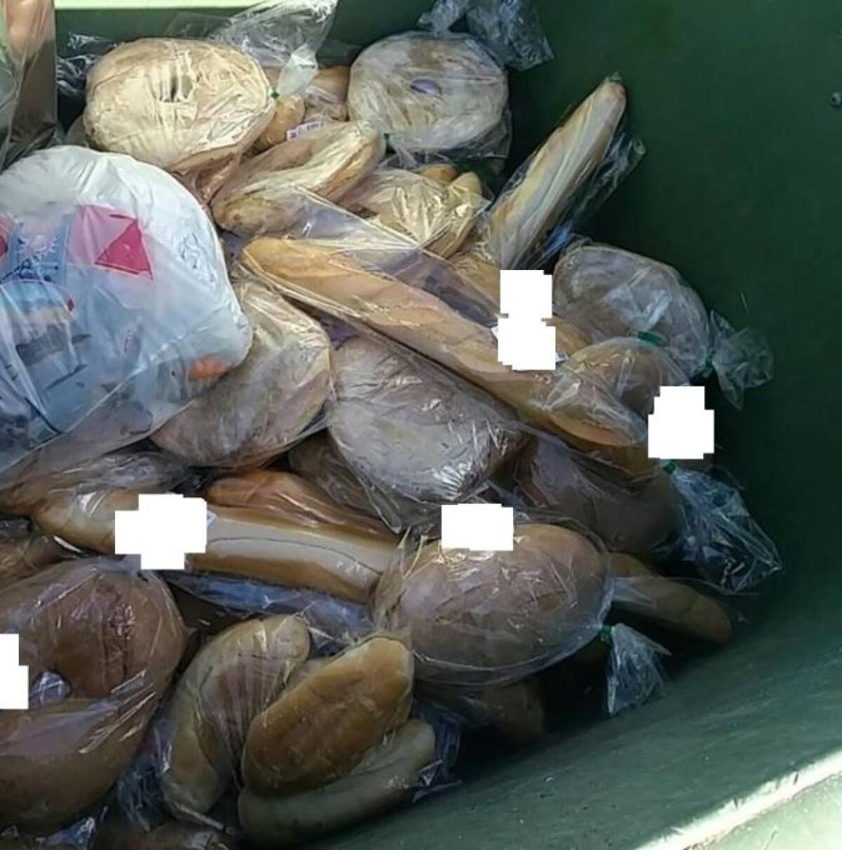 PATERNO': Il cassonetto? E' pieno di pane - 