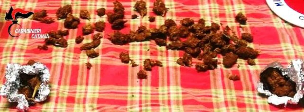 MISTERBIANCO: Lancia la droga sul terrazzino di uno sconosciuto. Preso spacciatore - 