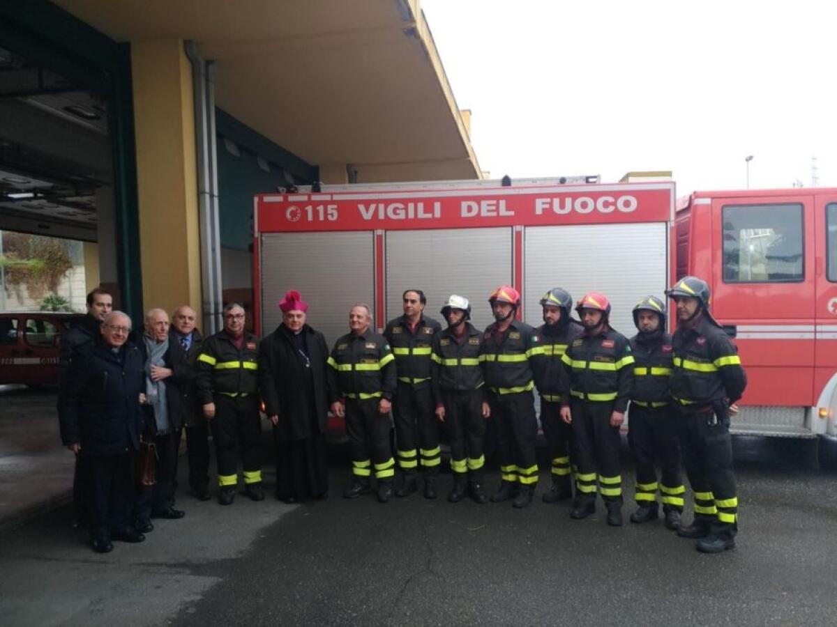 PATERNO': L’Arcivescovo Gristina in visita al distaccamento dei Vigili del Fuoco - FOTO - 
