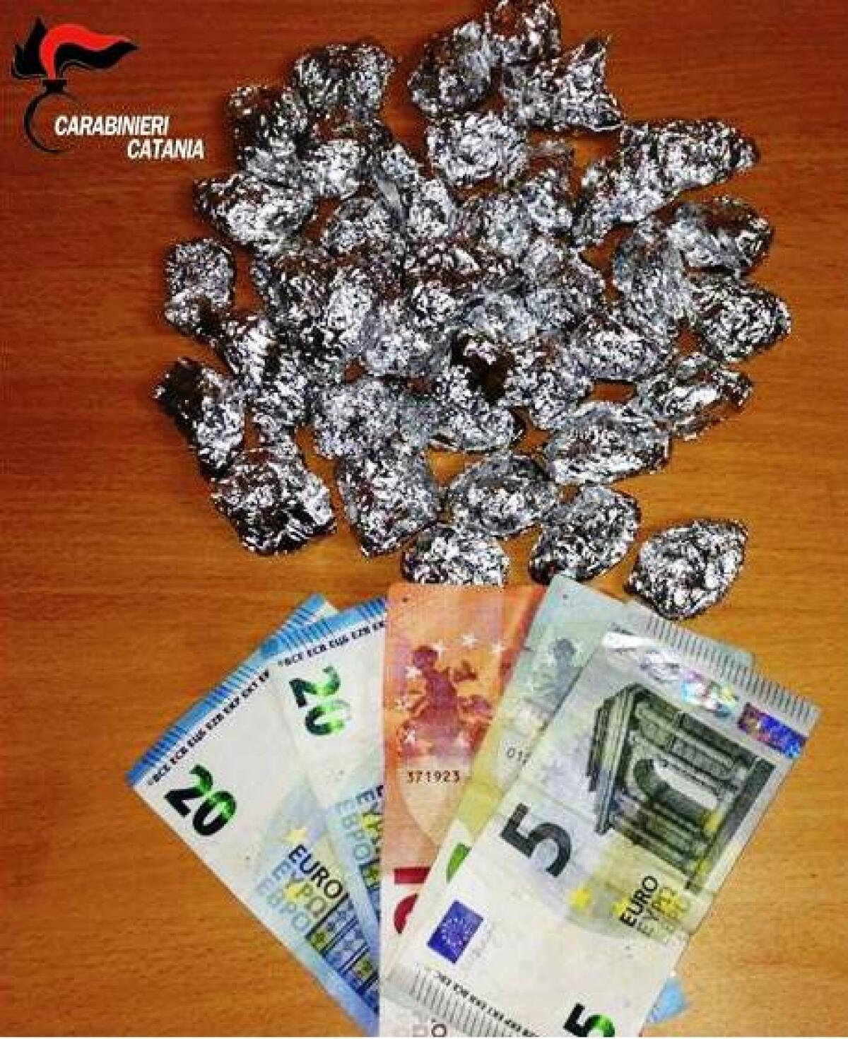 CATANIA: Droga, arrestati dai "Lupi" due presunti pusher - Le foto - 