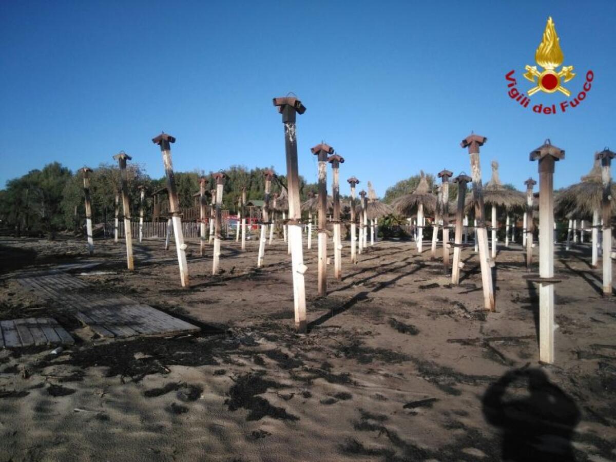 In fiamme il Lido Le Capannine: vigili a lavoro per tutta la notte - 